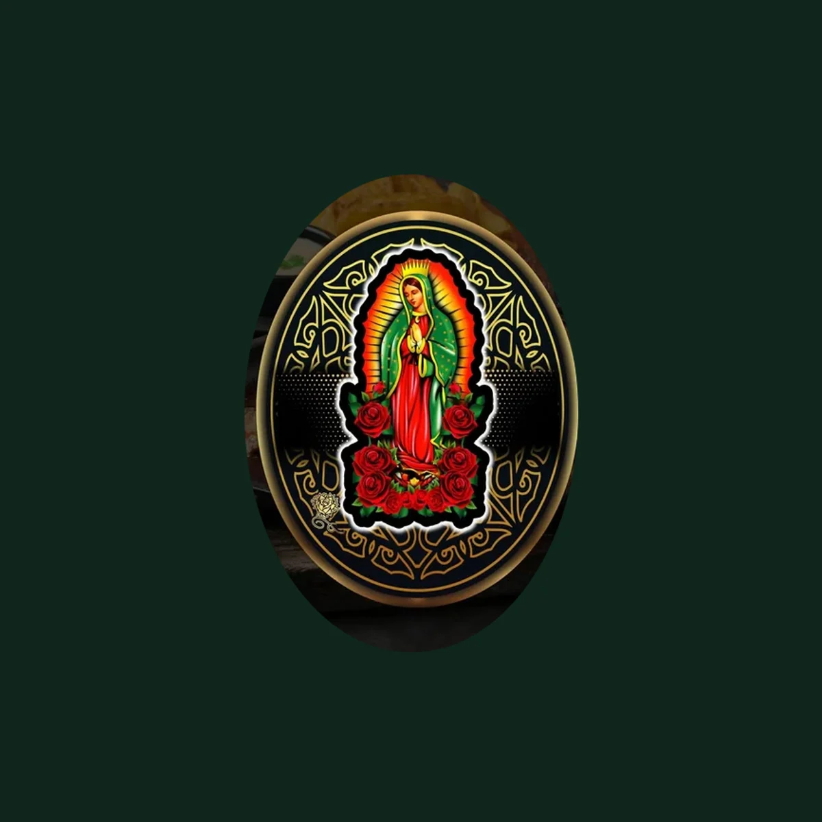 Emblema de Guadalupe centrado sobre fondo verde oscuro